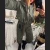 Spodnie w kolorze khaki z kontrastowymi jasnymi przeszyciami